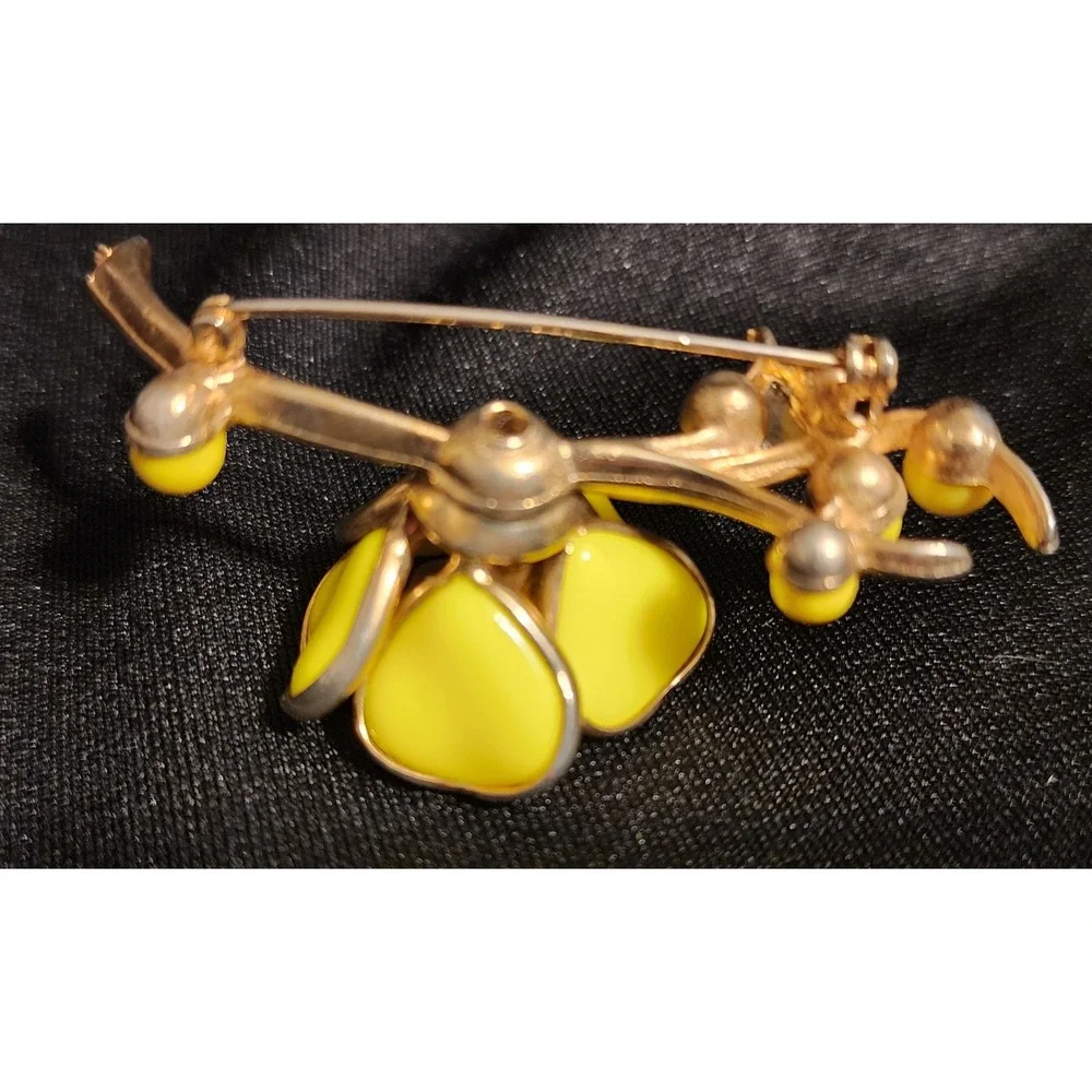 VTG Yellow Floral Enamel Brooch and Clip On Earrings Set Spring Summer Easter